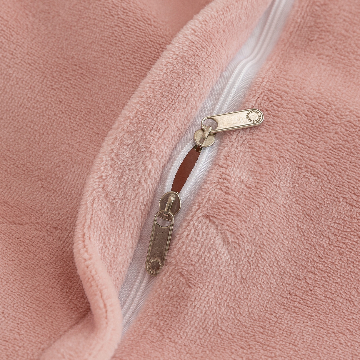 91家纺网 家纺一手货源 找家纺 （总）绒博士 2025新款230克牛奶绒雕花刺绣宽边款四件套--清雅可可系列