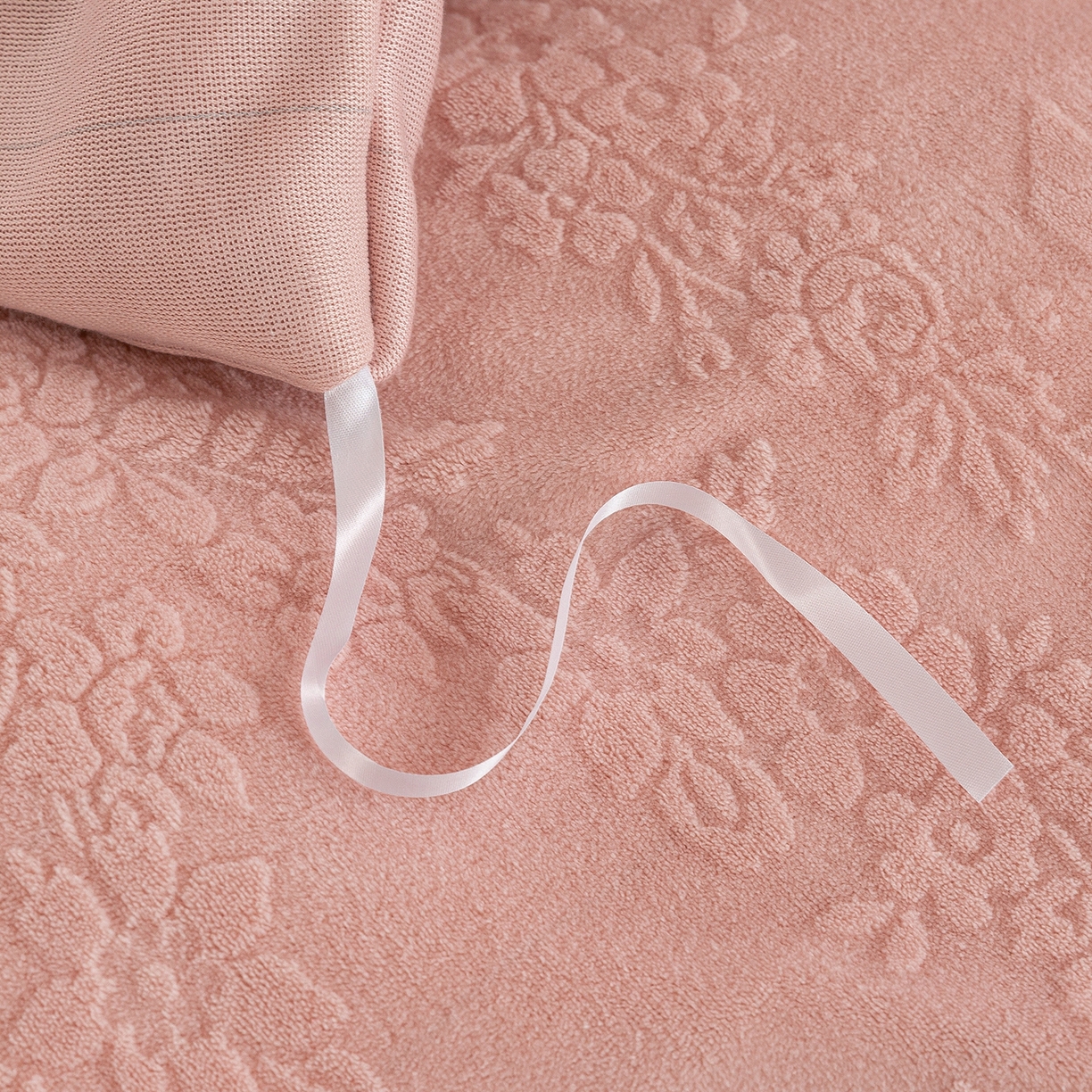 91家纺网 家纺一手货源 找家纺 （总）绒博士 2025新款230克牛奶绒雕花刺绣宽边款四件套--清雅可可系列