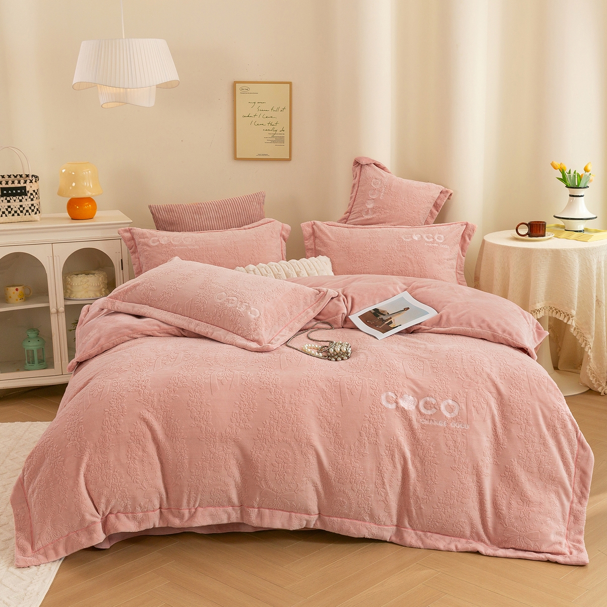 91家纺网 家纺一手货源 找家纺 （总）绒博士 2025新款230克牛奶绒雕花刺绣宽边款四件套--清雅可可系列