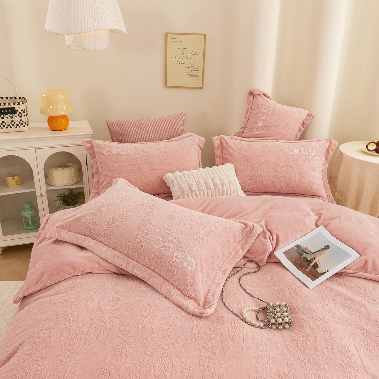 91家纺网 家纺一手货源 找家纺 （总）绒博士 2025新款230克牛奶绒雕花刺绣宽边款四件套--清雅可可系列