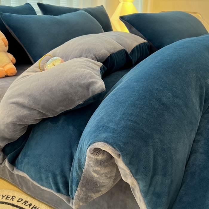 91家纺网 家纺一手货源 找家纺 悦织湾家纺 2025新款简约纯色牛奶绒四件套条纹轻奢时尚冬季加厚保暖床上用品学生宿舍三四件套 牛奶绒-宝兰+浅灰