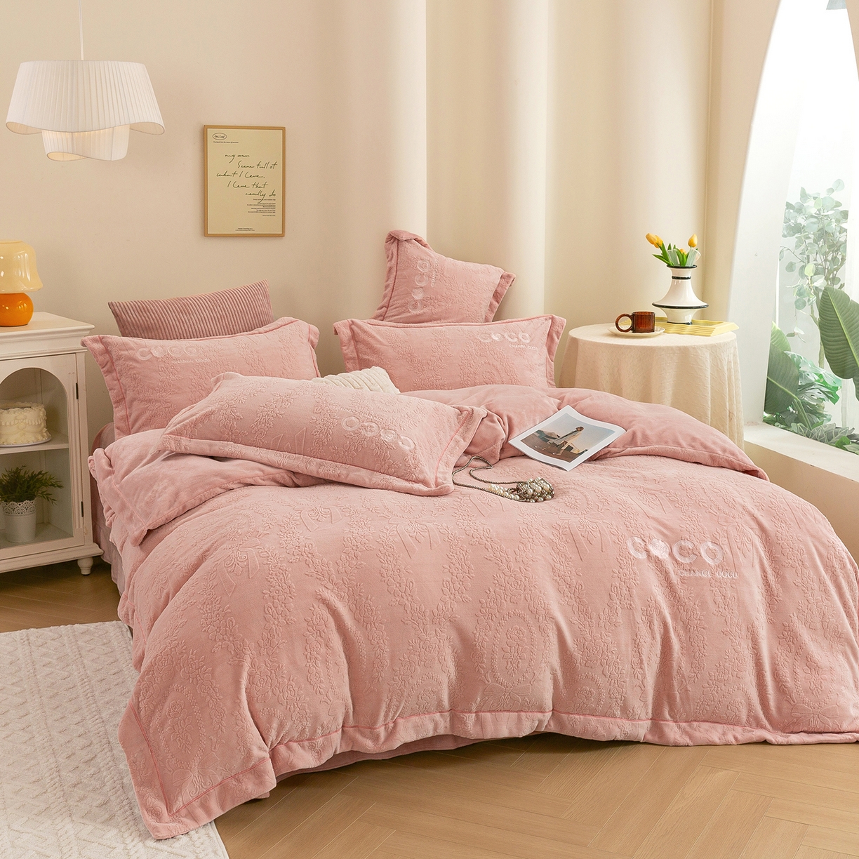 91家纺网 家纺一手货源 找家纺 绒博士 2025新款230克牛奶绒雕花刺绣宽边款四件套--清雅可可系列 清雅可可-粉色