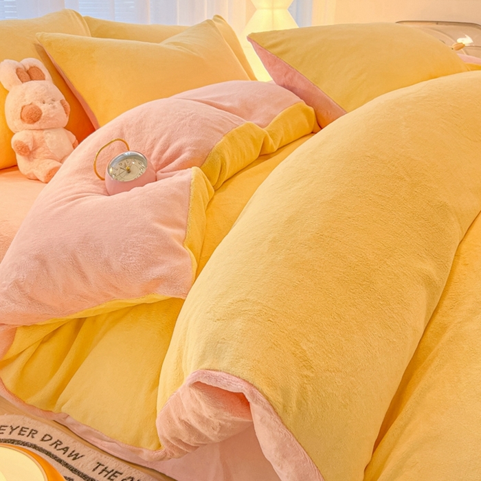 91家纺网 家纺一手货源 找家纺 悦织湾家纺 2025新款简约纯色牛奶绒四件套条纹轻奢时尚冬季加厚保暖床上用品学生宿舍三四件套 牛奶绒-浅黄+浅粉