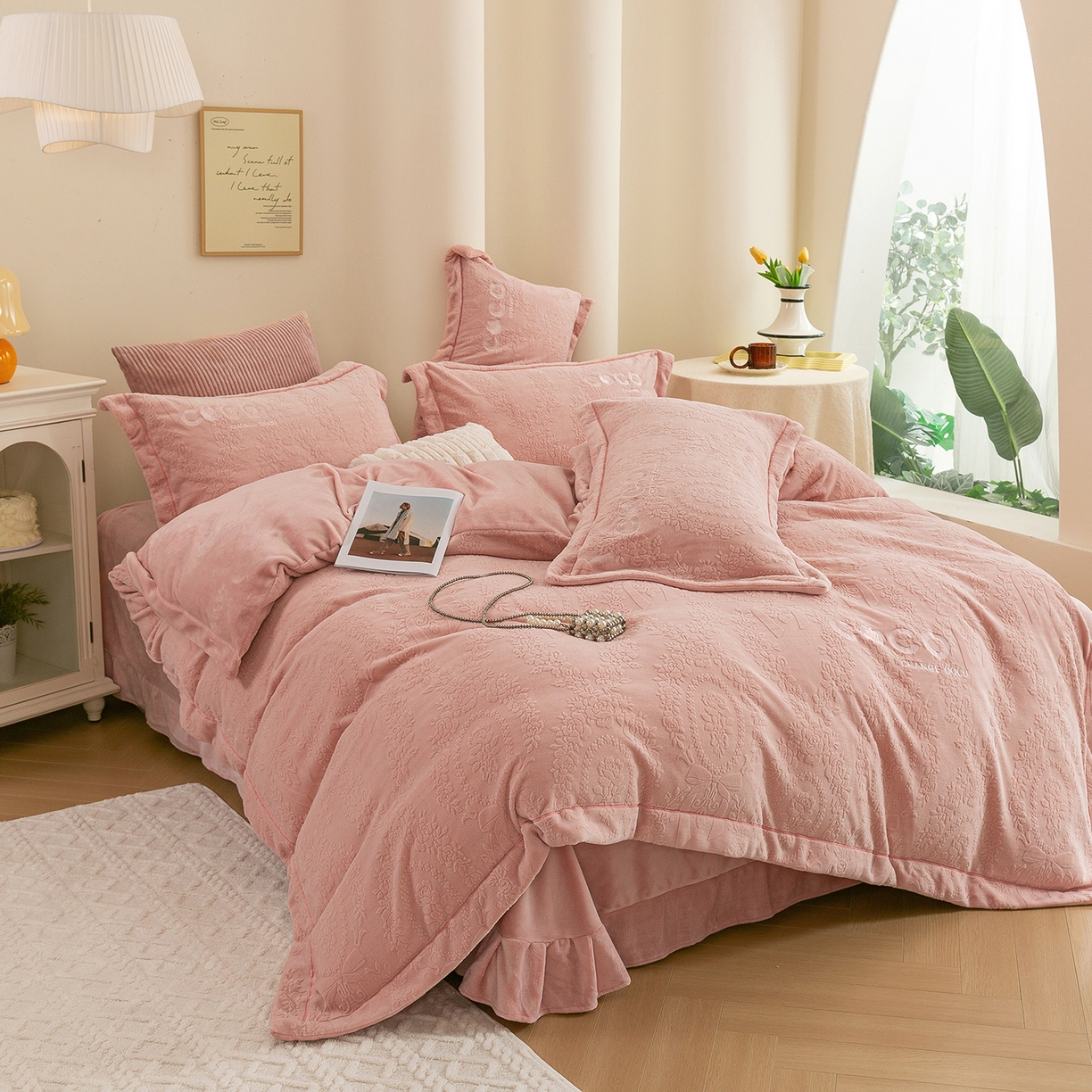 91家纺网 家纺一手货源 找家纺 绒博士 2025新款230克牛奶绒雕花刺绣宽边款四件套--清雅可可系列 清雅可可-粉色