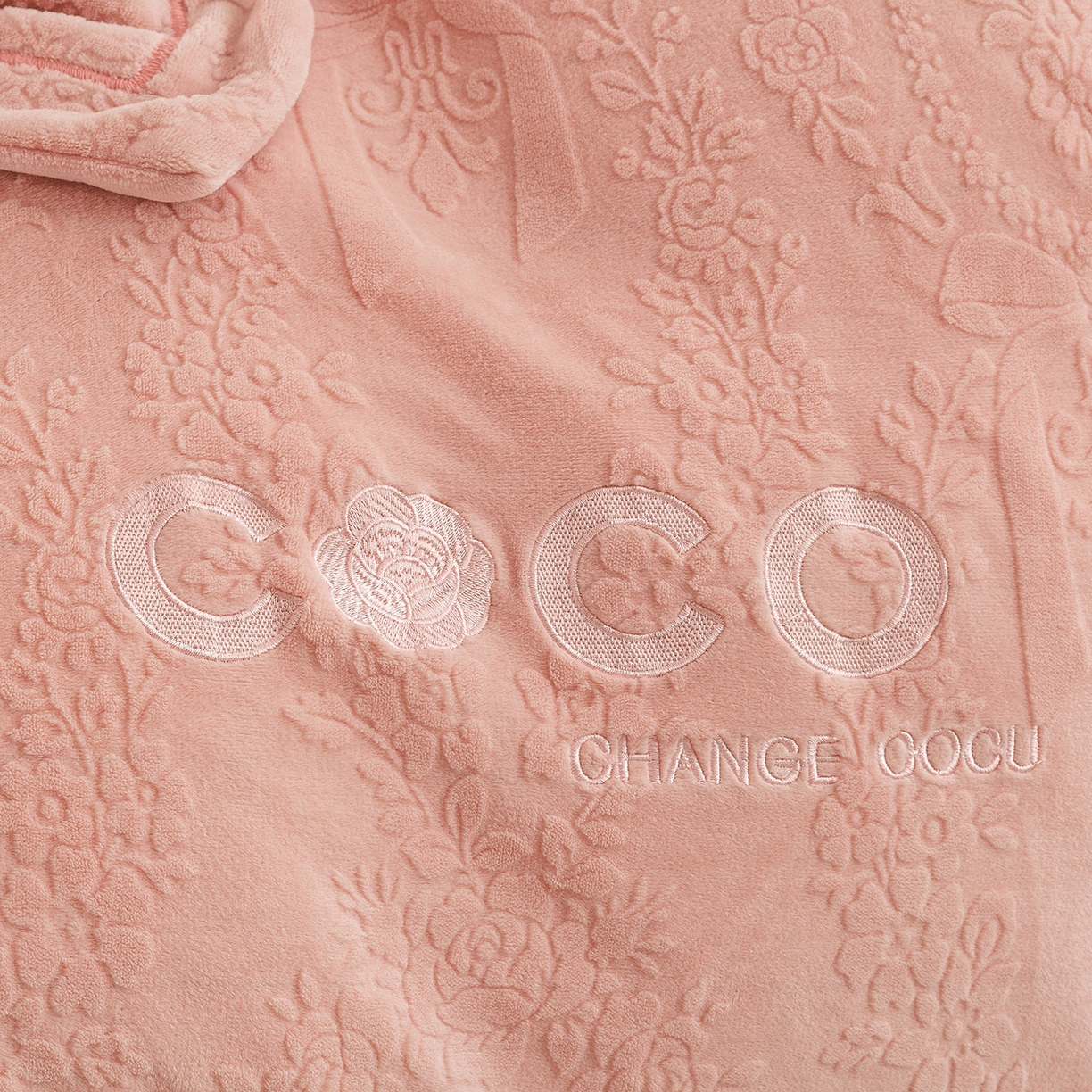 91家纺网 家纺一手货源 找家纺 绒博士 2025新款230克牛奶绒雕花刺绣宽边款四件套--清雅可可系列 清雅可可-粉色