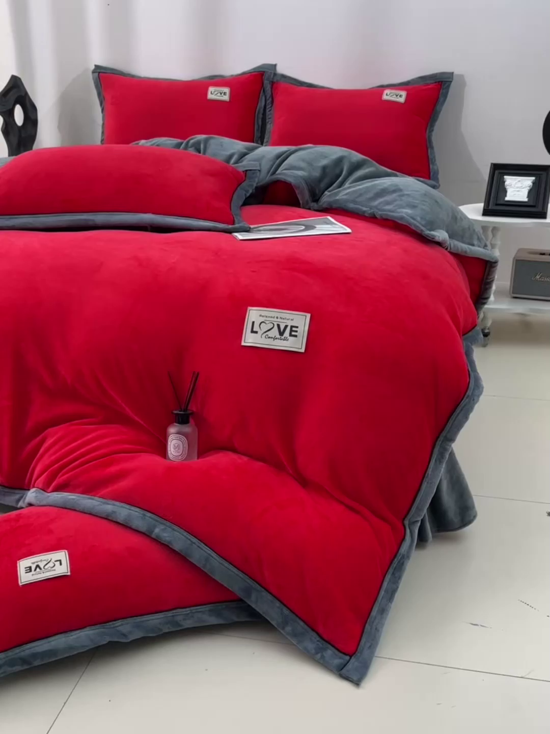 91家纺网 家纺一手货源 找家纺 馨梦缘-2025新款牛奶绒四件套 大红+深灰
