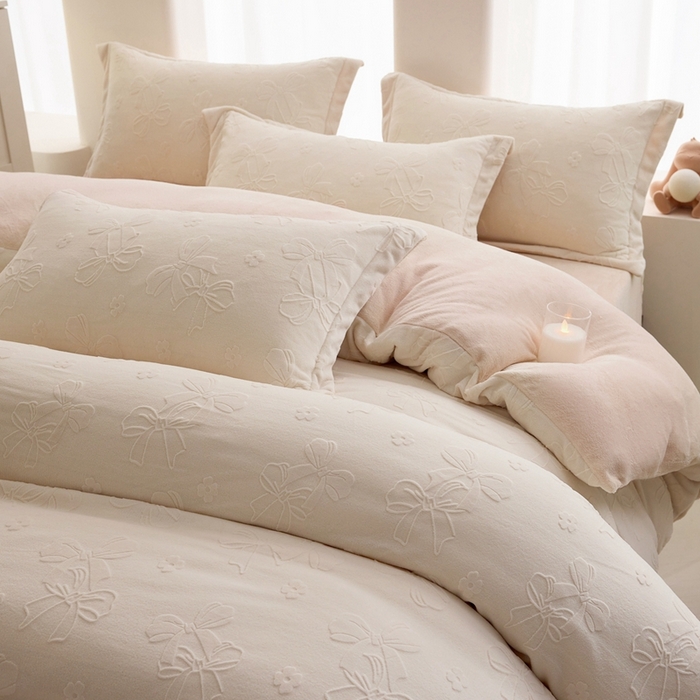 91家纺网 家纺一手货源 找家纺 亿梵 2025秋冬新款A类全消光牛奶绒立体5D雕花绒四件套 蝴蝶结-奶油白