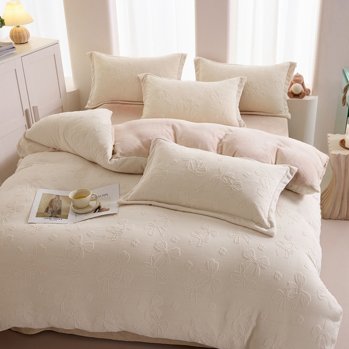 91家纺网 家纺一手货源 找家纺 亿梵 2025秋冬新款A类全消光牛奶绒立体5D雕花绒四件套 蝴蝶结-奶油白