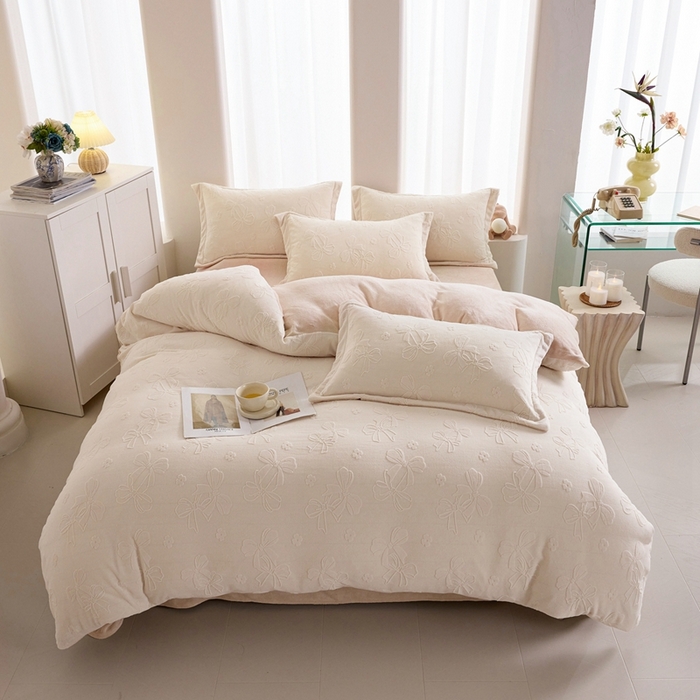 91家纺网 家纺一手货源 找家纺 亿梵 2025秋冬新款A类全消光牛奶绒立体5D雕花绒四件套 蝴蝶结-奶油白