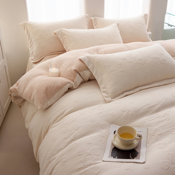 91家纺网 家纺一手货源 找家纺 亿梵 2025秋冬新款A类全消光牛奶绒立体5D雕花绒四件套 蝴蝶结-奶油白