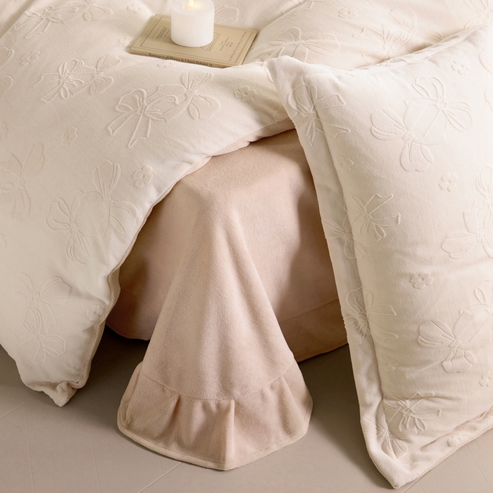 91家纺网 家纺一手货源 找家纺 亿梵 2025秋冬新款A类全消光牛奶绒立体5D雕花绒四件套 蝴蝶结-奶油白