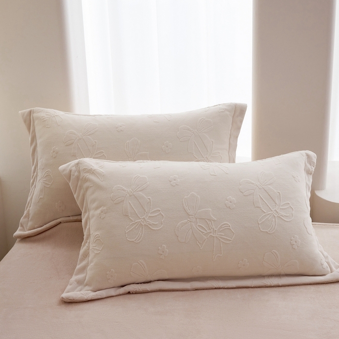 91家纺网 家纺一手货源 找家纺 亿梵 2025秋冬新款A类全消光牛奶绒立体5D雕花绒四件套 蝴蝶结-奶油白