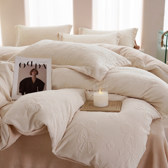 91家纺网 家纺一手货源 找家纺 亿梵 2025秋冬新款A类全消光牛奶绒立体5D雕花绒四件套 蝴蝶结-奶油白