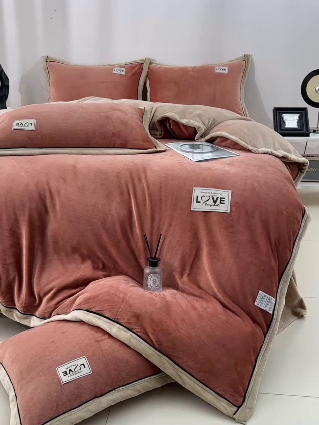 91家纺网 家纺一手货源 找家纺 馨梦缘-2025新款牛奶绒四件套 焦糖+杏色