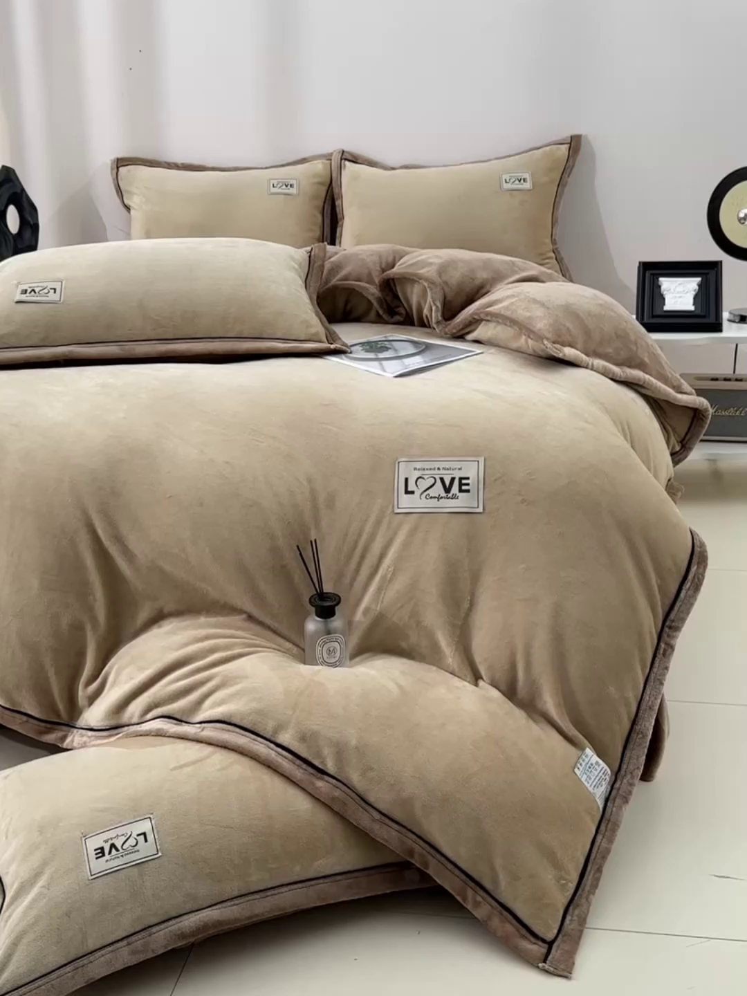 91家纺网 家纺一手货源 找家纺 馨梦缘-2025新款牛奶绒四件套 米驼+深驼