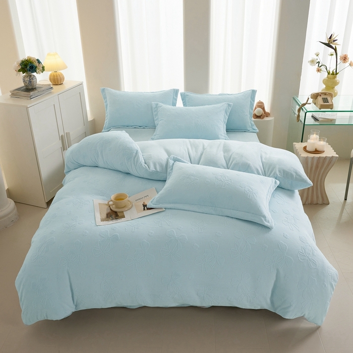 91家纺网 家纺一手货源 找家纺 亿梵 2025秋冬新款A类全消光牛奶绒立体5D雕花绒四件套 蝴蝶结-天空蓝