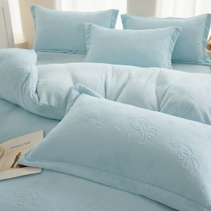 91家纺网 家纺一手货源 找家纺 亿梵 2025秋冬新款A类全消光牛奶绒立体5D雕花绒四件套 蝴蝶结-天空蓝