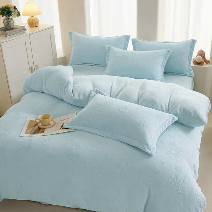 91家纺网 家纺一手货源 找家纺 亿梵 2025秋冬新款A类全消光牛奶绒立体5D雕花绒四件套 蝴蝶结-天空蓝