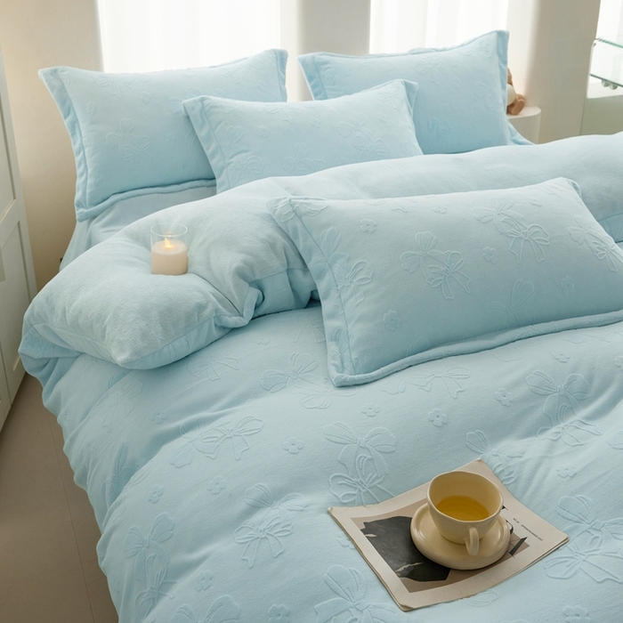 91家纺网 家纺一手货源 找家纺 亿梵 2025秋冬新款A类全消光牛奶绒立体5D雕花绒四件套 蝴蝶结-天空蓝