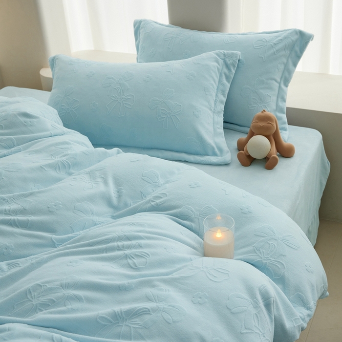 91家纺网 家纺一手货源 找家纺 亿梵 2025秋冬新款A类全消光牛奶绒立体5D雕花绒四件套 蝴蝶结-天空蓝