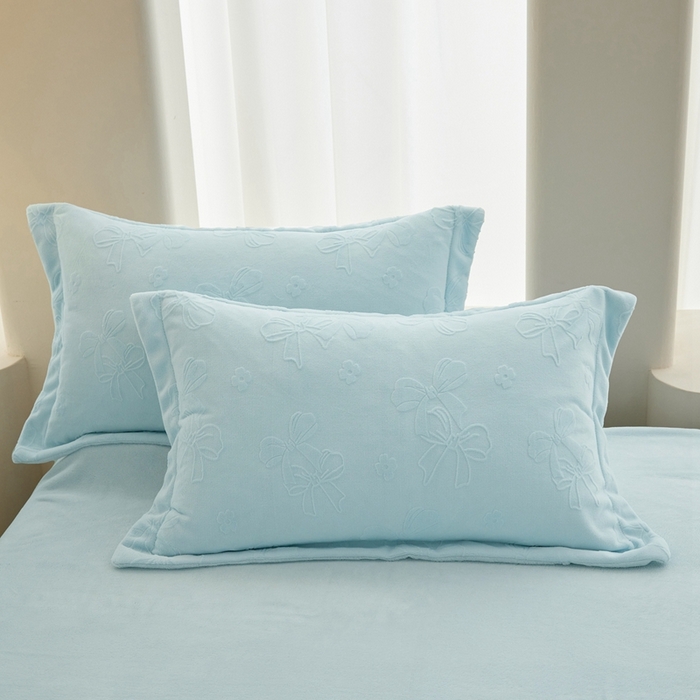 91家纺网 家纺一手货源 找家纺 亿梵 2025秋冬新款A类全消光牛奶绒立体5D雕花绒四件套 蝴蝶结-天空蓝