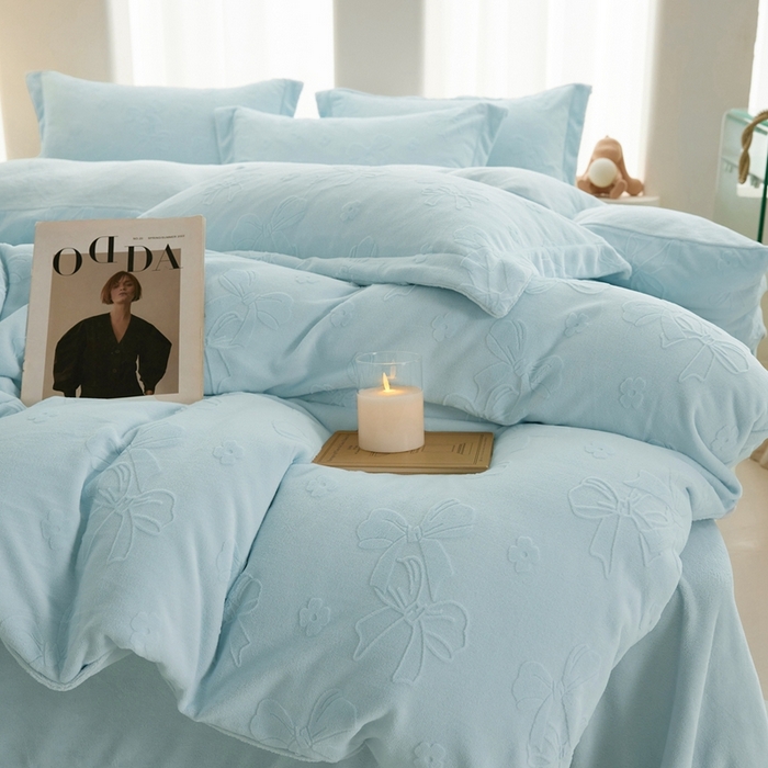 91家纺网 家纺一手货源 找家纺 亿梵 2025秋冬新款A类全消光牛奶绒立体5D雕花绒四件套 蝴蝶结-天空蓝