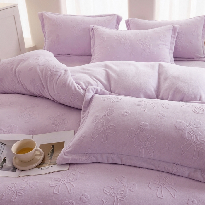 91家纺网 家纺一手货源 找家纺 亿梵 2025秋冬新款A类全消光牛奶绒立体5D雕花绒四件套 蝴蝶结-新媚紫