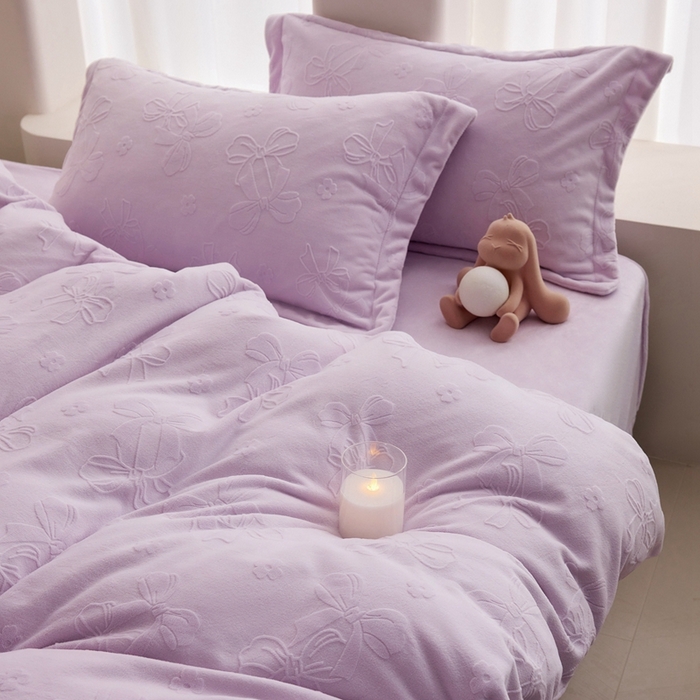 91家纺网 家纺一手货源 找家纺 亿梵 2025秋冬新款A类全消光牛奶绒立体5D雕花绒四件套 蝴蝶结-新媚紫