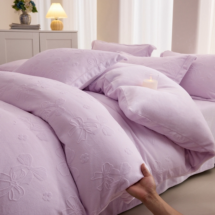 91家纺网 家纺一手货源 找家纺 亿梵 2025秋冬新款A类全消光牛奶绒立体5D雕花绒四件套 蝴蝶结-新媚紫