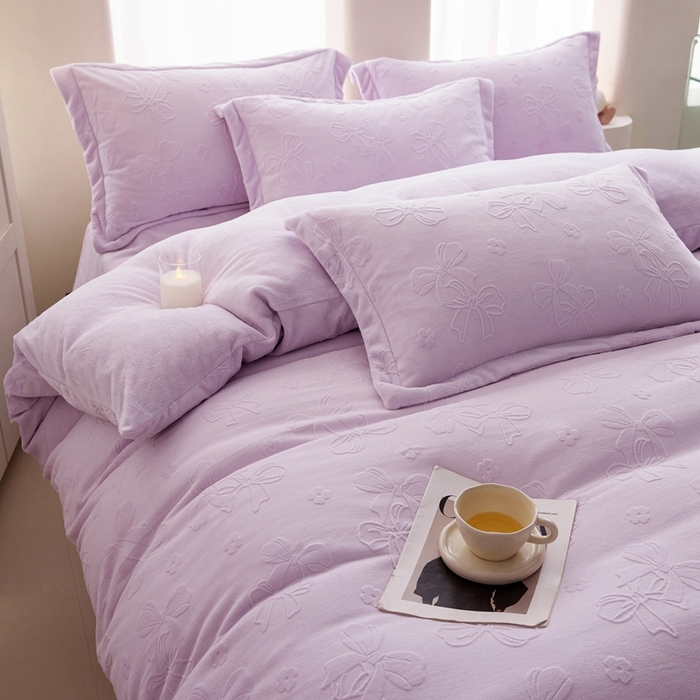 91家纺网 家纺一手货源 找家纺 亿梵 2025秋冬新款A类全消光牛奶绒立体5D雕花绒四件套 蝴蝶结-新媚紫