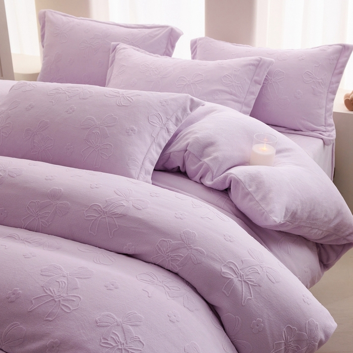 91家纺网 家纺一手货源 找家纺 亿梵 2025秋冬新款A类全消光牛奶绒立体5D雕花绒四件套 蝴蝶结-新媚紫