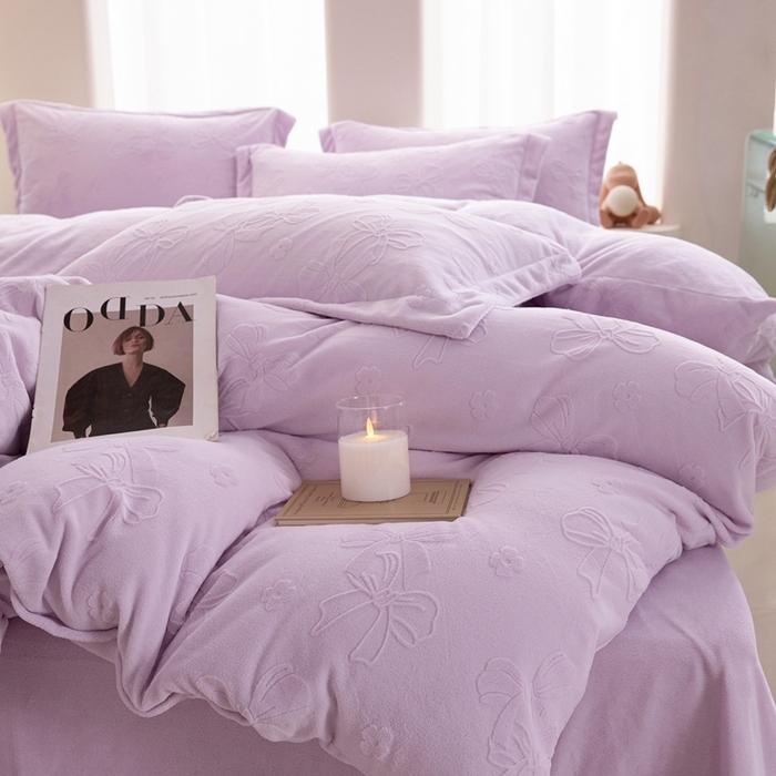 91家纺网 家纺一手货源 找家纺 亿梵 2025秋冬新款A类全消光牛奶绒立体5D雕花绒四件套 蝴蝶结-新媚紫