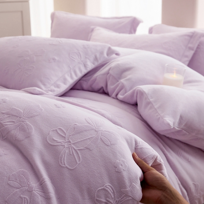 91家纺网 家纺一手货源 找家纺 亿梵 2025秋冬新款A类全消光牛奶绒立体5D雕花绒四件套 蝴蝶结-新媚紫