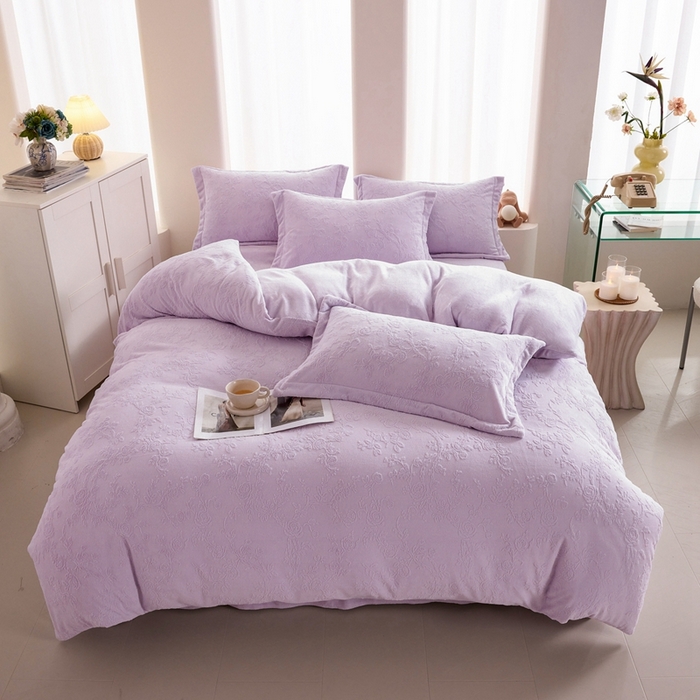 91家纺网 家纺一手货源 找家纺 亿梵 2025秋冬新款A类全消光牛奶绒立体5D雕花绒四件套 花野漫屿-新媚紫