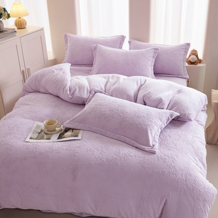 91家纺网 家纺一手货源 找家纺 亿梵 2025秋冬新款A类全消光牛奶绒立体5D雕花绒四件套 花野漫屿-新媚紫