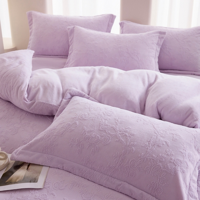 91家纺网 家纺一手货源 找家纺 亿梵 2025秋冬新款A类全消光牛奶绒立体5D雕花绒四件套 花野漫屿-新媚紫