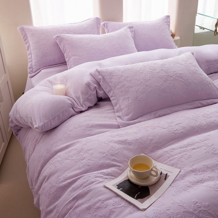 91家纺网 家纺一手货源 找家纺 亿梵 2025秋冬新款A类全消光牛奶绒立体5D雕花绒四件套 花野漫屿-新媚紫