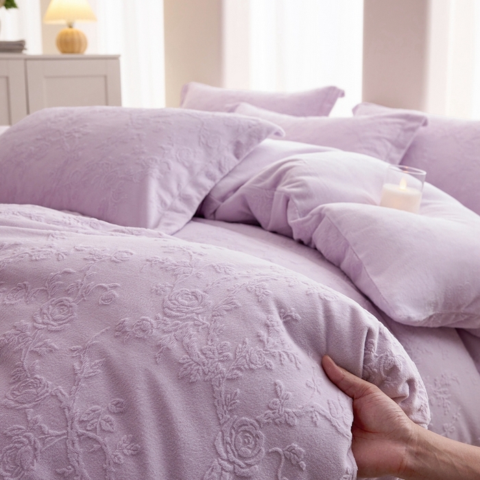 91家纺网 家纺一手货源 找家纺 亿梵 2025秋冬新款A类全消光牛奶绒立体5D雕花绒四件套 花野漫屿-新媚紫