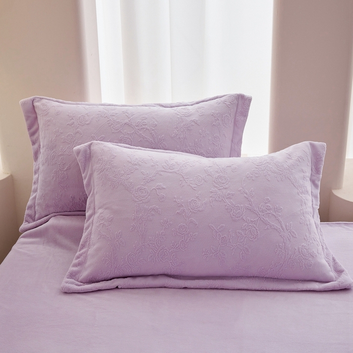 91家纺网 家纺一手货源 找家纺 亿梵 2025秋冬新款A类全消光牛奶绒立体5D雕花绒四件套 花野漫屿-新媚紫