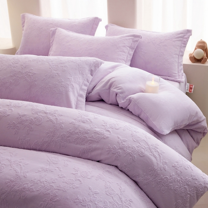 91家纺网 家纺一手货源 找家纺 亿梵 2025秋冬新款A类全消光牛奶绒立体5D雕花绒四件套 花野漫屿-新媚紫