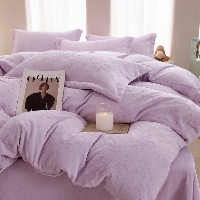 91家纺网 家纺一手货源 找家纺 亿梵 2025秋冬新款A类全消光牛奶绒立体5D雕花绒四件套 花野漫屿-新媚紫