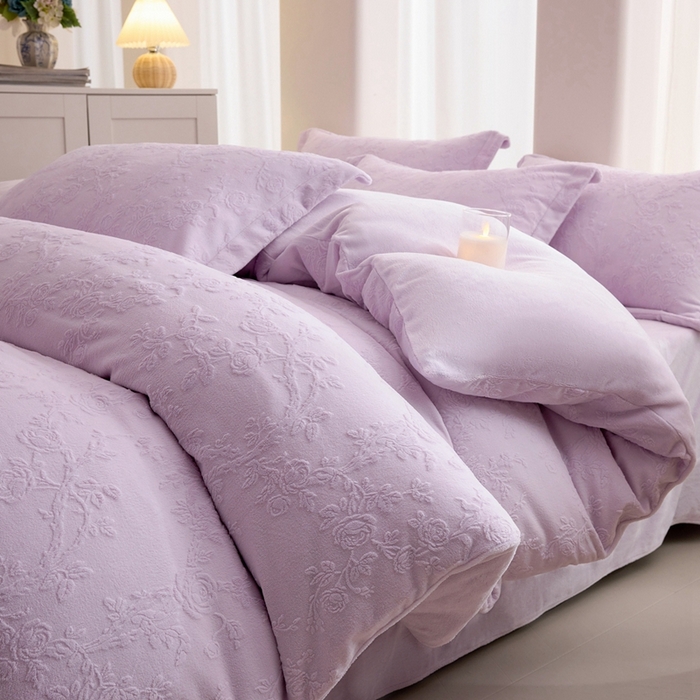 亿梵 2025秋冬新款A类全消光牛奶绒立体5D雕花绒四件套 花野漫屿-新媚紫