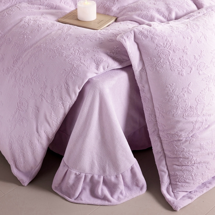 91家纺网 家纺一手货源 找家纺 亿梵 2025秋冬新款A类全消光牛奶绒立体5D雕花绒四件套 花野漫屿-新媚紫