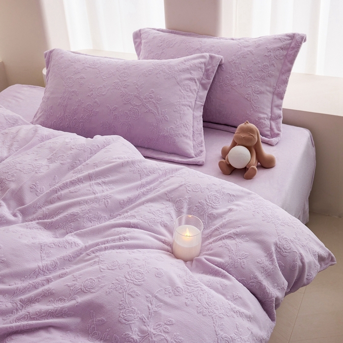 91家纺网 家纺一手货源 找家纺 亿梵 2025秋冬新款A类全消光牛奶绒立体5D雕花绒四件套 花野漫屿-新媚紫