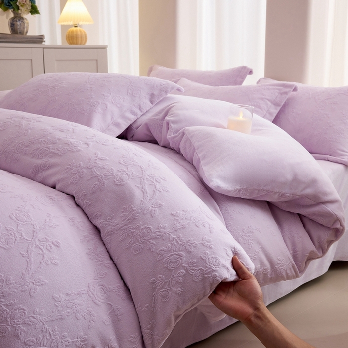 91家纺网 家纺一手货源 找家纺 亿梵 2025秋冬新款A类全消光牛奶绒立体5D雕花绒四件套 花野漫屿-新媚紫