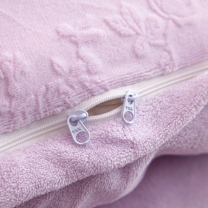 91家纺网 家纺一手货源 找家纺 亿梵 2025秋冬新款A类全消光牛奶绒立体5D雕花绒四件套 花野漫屿-新媚紫