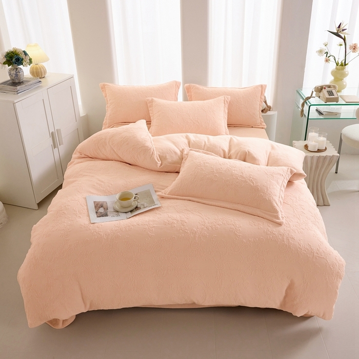 91家纺网 家纺一手货源 找家纺 亿梵 2025秋冬新款A类全消光牛奶绒立体5D雕花绒四件套 花野漫屿-樱花粉