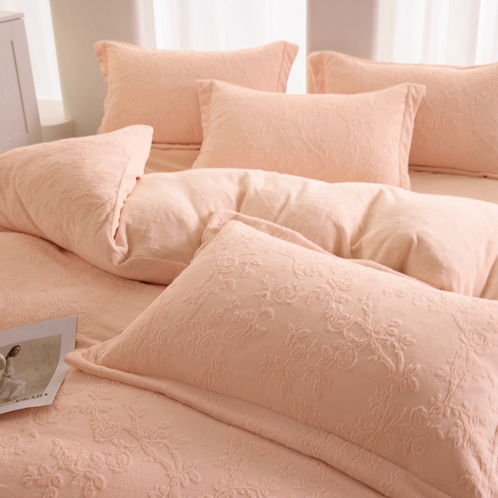 91家纺网 家纺一手货源 找家纺 亿梵 2025秋冬新款A类全消光牛奶绒立体5D雕花绒四件套 花野漫屿-樱花粉