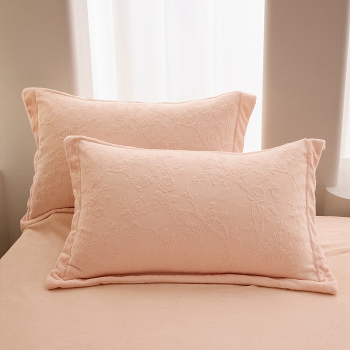 91家纺网 家纺一手货源 找家纺 亿梵 2025秋冬新款A类全消光牛奶绒立体5D雕花绒四件套 花野漫屿-樱花粉