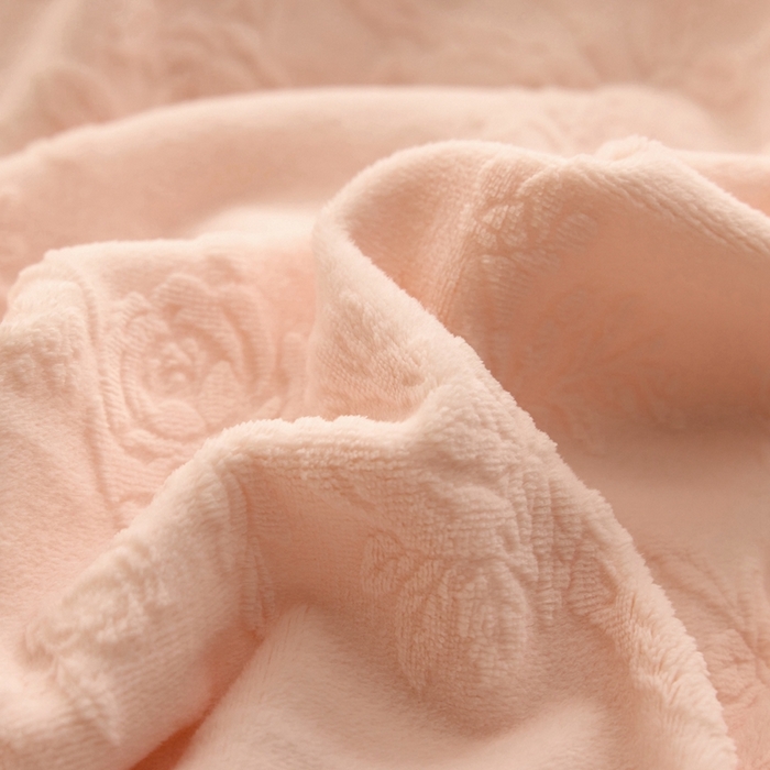 91家纺网 家纺一手货源 找家纺 亿梵 2025秋冬新款A类全消光牛奶绒立体5D雕花绒四件套 花野漫屿-樱花粉